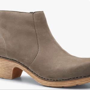 Dansko Maria Boots Like New Sz 39/8.5-9 Taupe